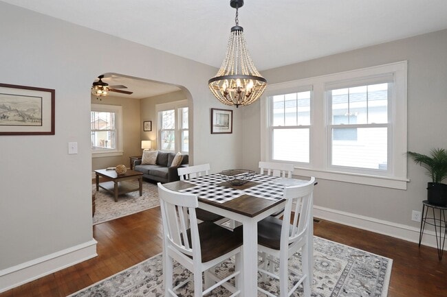 Building Photo - 215 E Cummings Ave