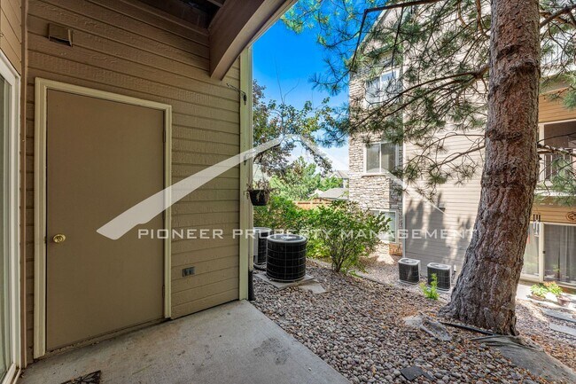 Building Photo - Charming condo with Central AC and Garage Parking Space!