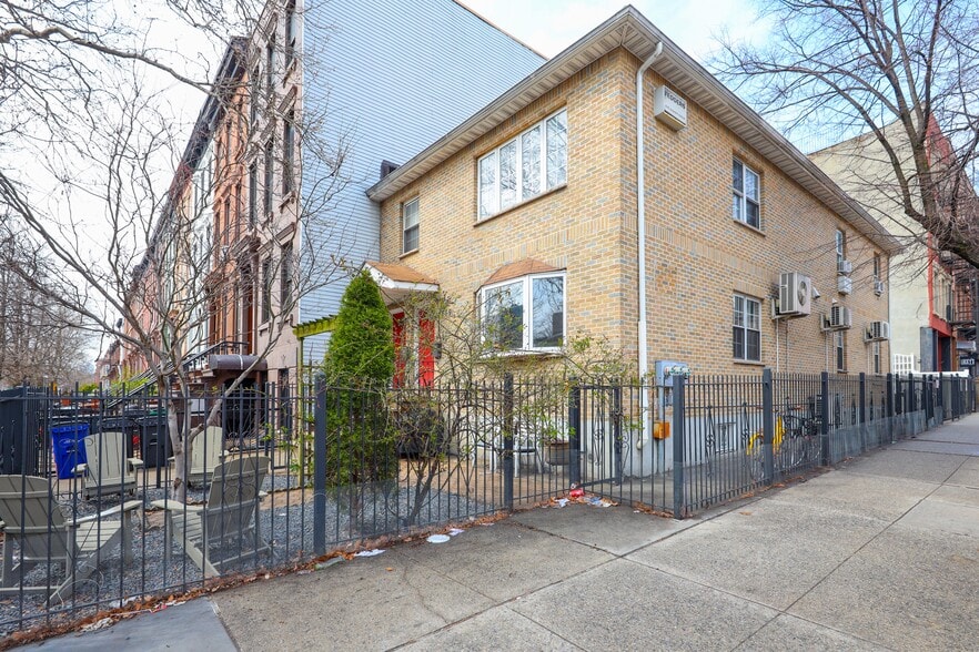 Building Photo - 569 Putnam Ave