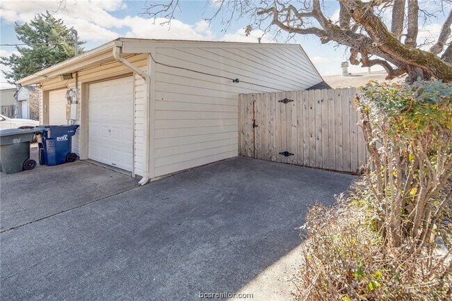Building Photo - 2501 Longmire Dr