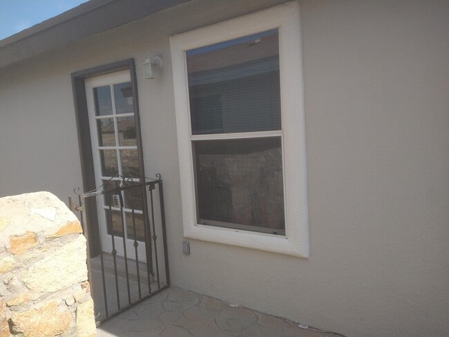 Building Photo - 3920 Tierra Marfil Rd