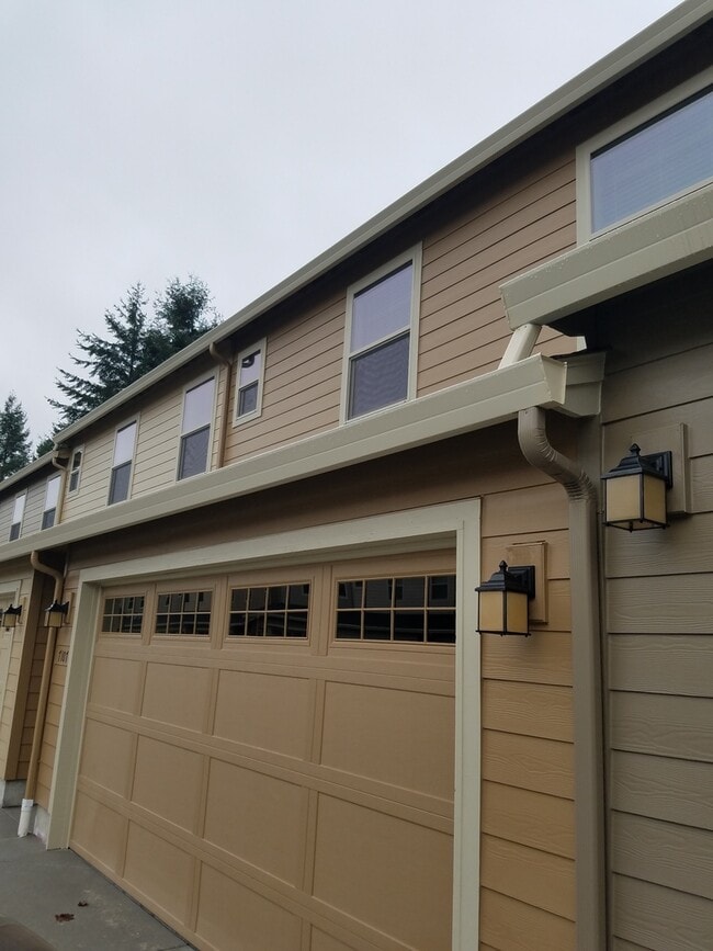 Building Photo - High end town home in perfect location