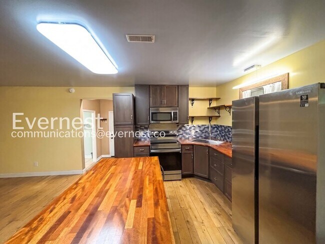 Building Photo - 2 Bed/1 Bath Home with Carport / Pet-Friendly / Available Now!