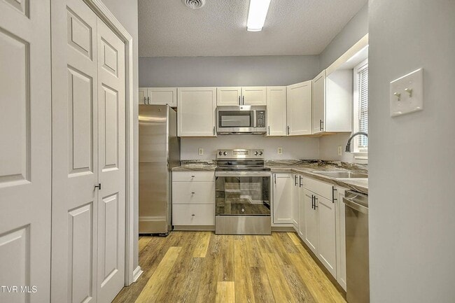 Building Photo - 2 Bedroom 1.5 Bath Townhome for Rent