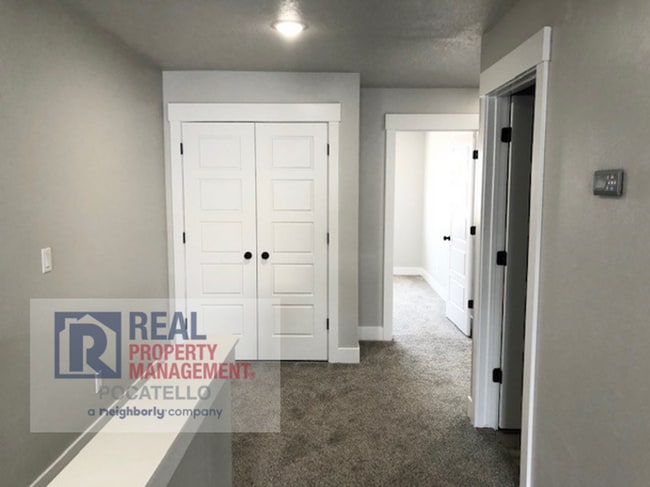 Building Photo - 3 Bedroom 2.5 Bath Townhome - 1 Car Garage