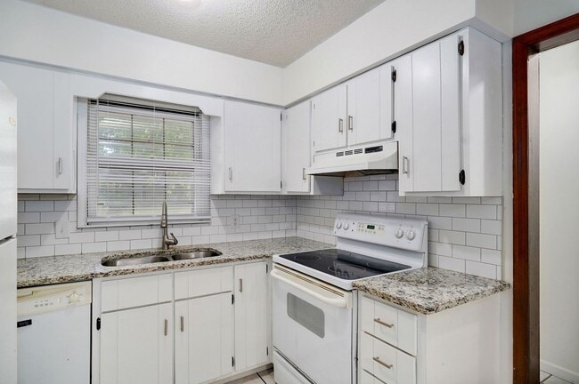 Building Photo - Charming 3 Bedroom House in Springfield!