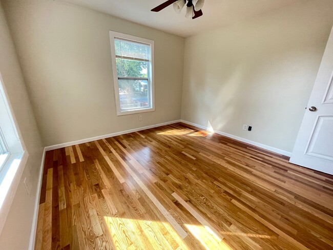 Building Photo - Large, updated 5 BR 2.5 BA in Carrboro, cl...