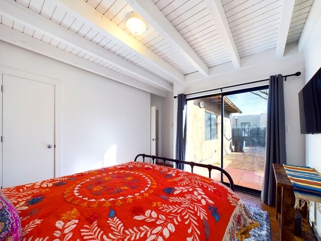 Building Photo - Beautiful Condo Available Now!