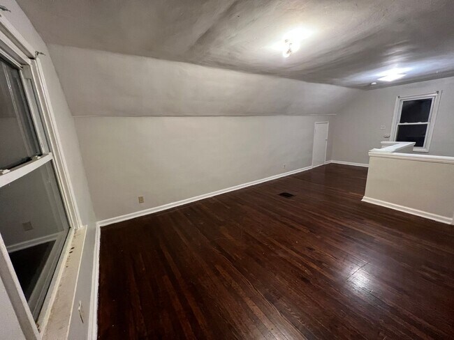 Building Photo - 16053 Lappin St