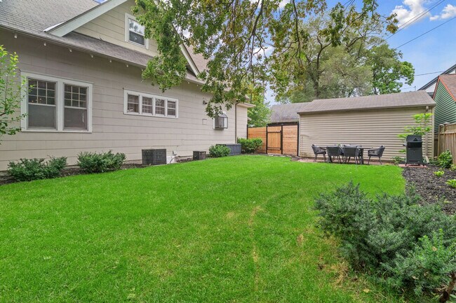 Building Photo - 1115 W 31st St
