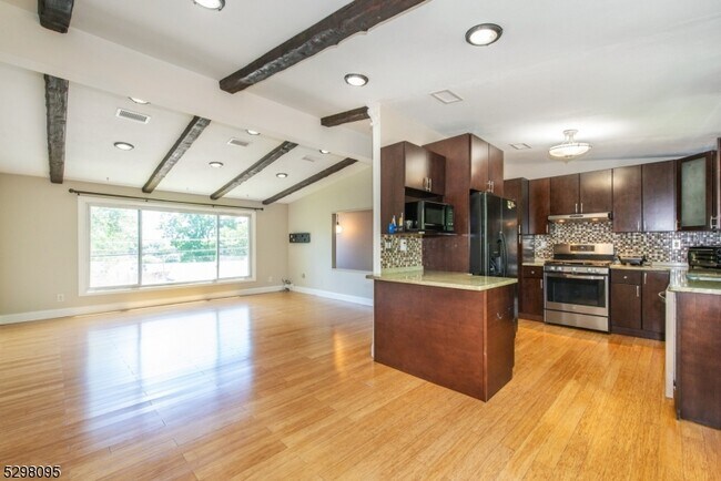 Building Photo - 19 Southwynde Dr