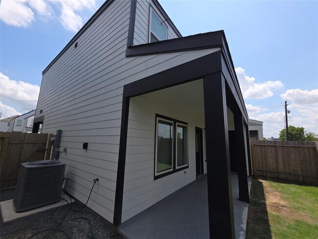 Building Photo - 3013 La Latina Dr