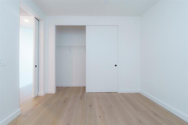 Building Photo - 610 Davis St