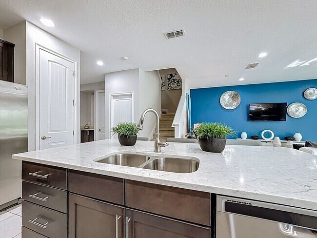 Building Photo - 8 Bedrooms 7 baths on a resort community