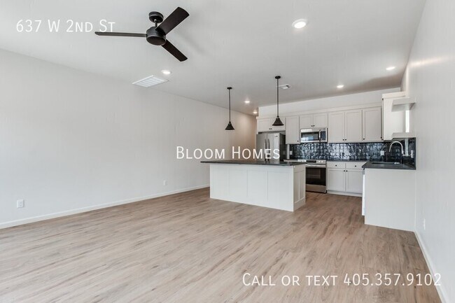 Building Photo - 637 W 2nd St