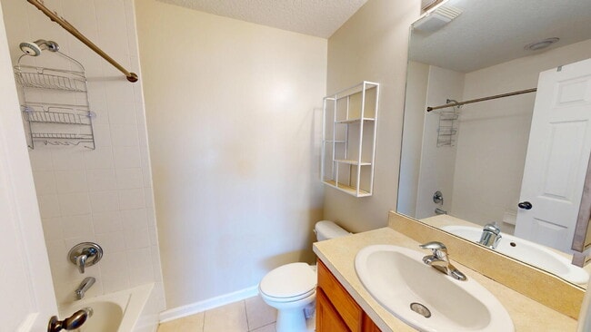 Building Photo - "Charming 2-Bed, 3-Bath Townhouse Retreat in Jacksonville - 1,176 Sq. Ft. of Comfort and Style!"