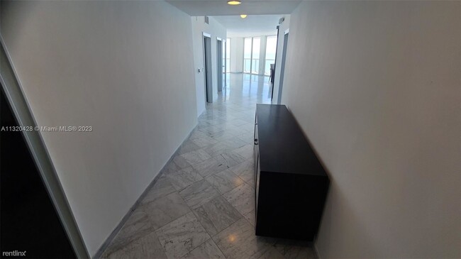 Building Photo - 3 br, 2.5 bath Condo - 6365 Collins Ave  2...