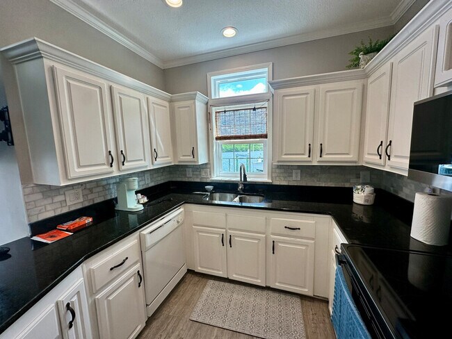 Building Photo - 619 Nettles Blvd