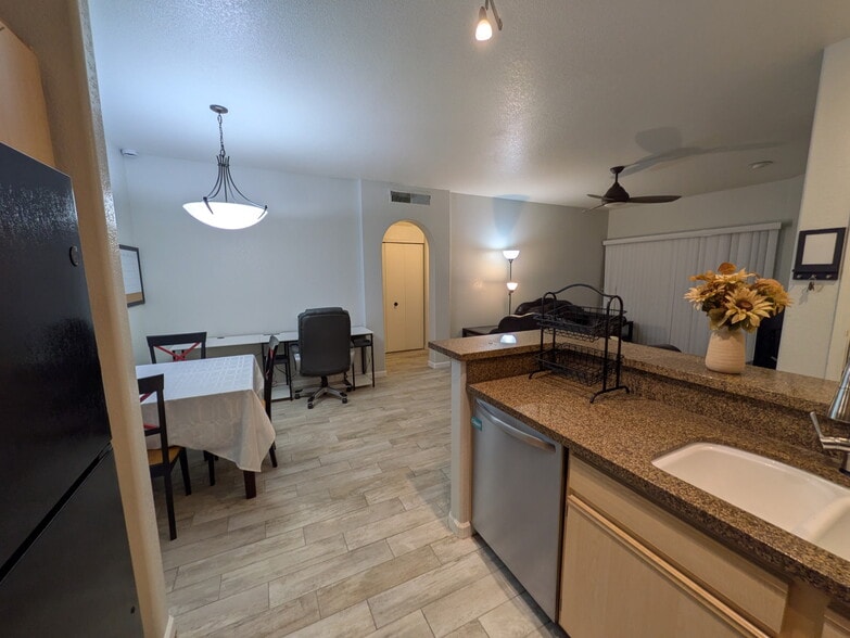 Building Photo - 4343 E Soliere Ave