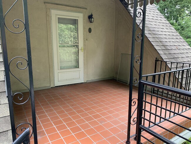 Building Photo - 811 Bromley Rd