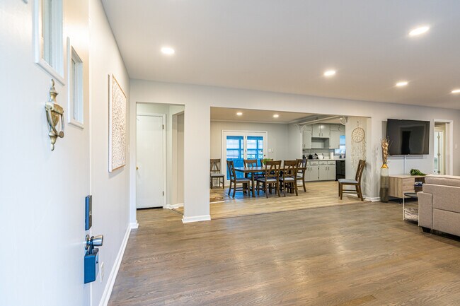 Building Photo - 804 Vestavia Pl SE