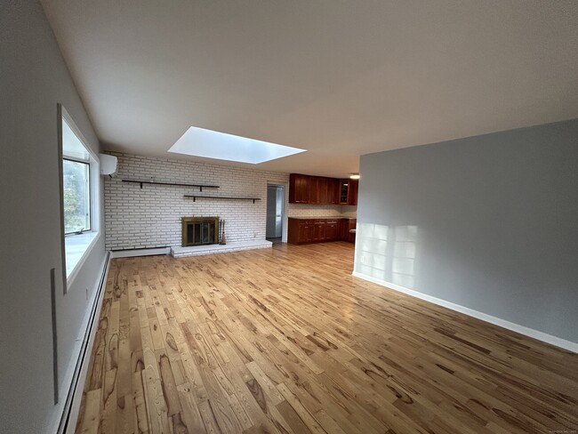 Building Photo - 185 Branchville Rd