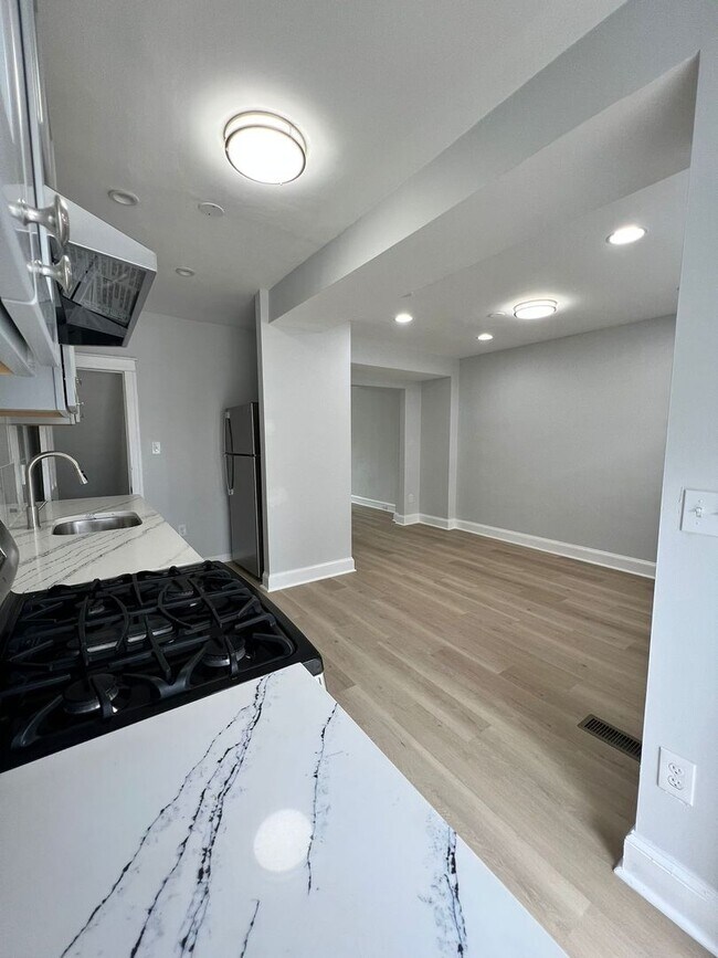 Building Photo - Beautiful & spacious 3b/1.5b home