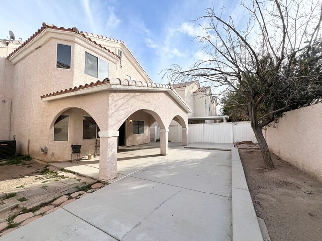 Building Photo - Beautiful 2 story single family house