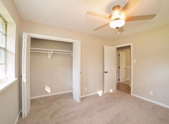 Building Photo - Move In Ready with Fenced Yard!