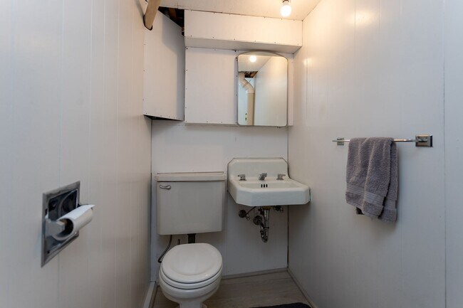 Building Photo - Lovely Downtown Property!