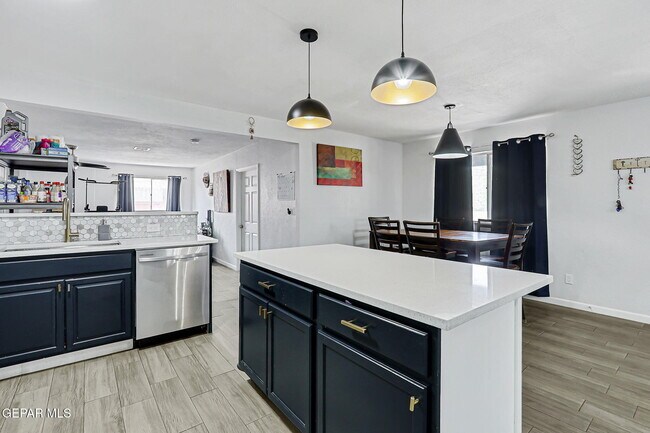 Building Photo - 9128 Diana Dr