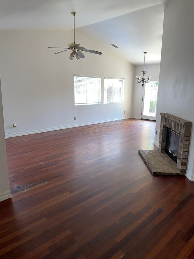 Building Photo - Charming 4 Bedroom Home For Rent