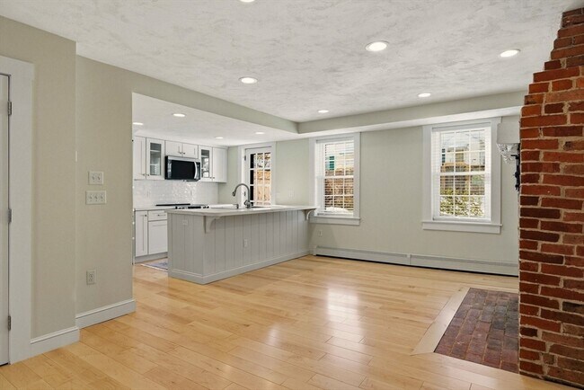 Building Photo - 25 Munroe St