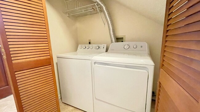 Building Photo - 105 Arricola Ave