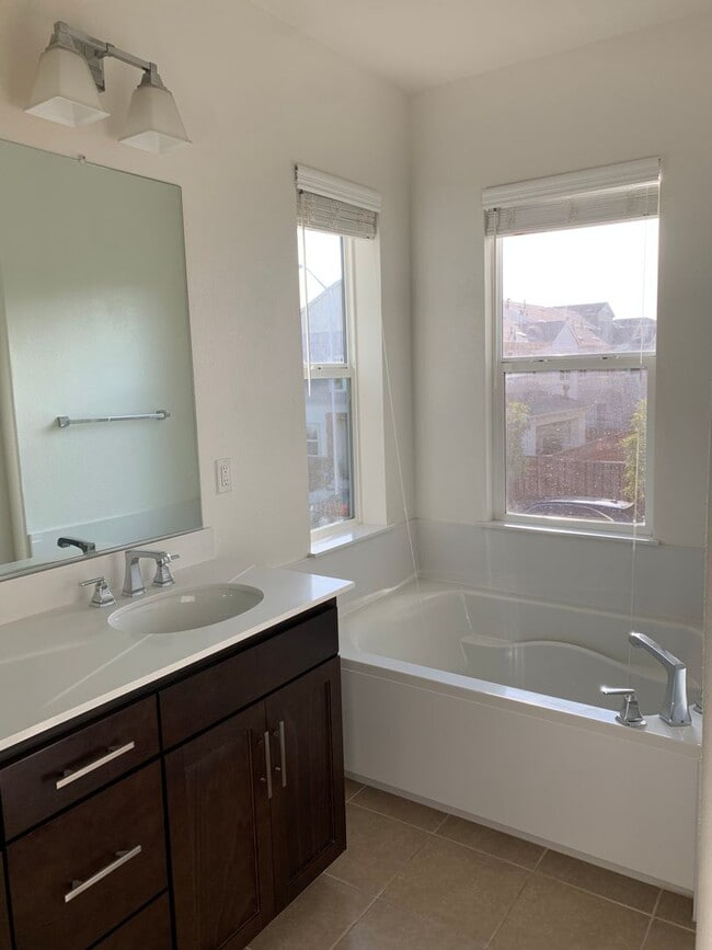 Building Photo - Schooner Way 4 bed 3 bath