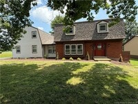 Building Photo - Golf course views in Floyds Knobs!