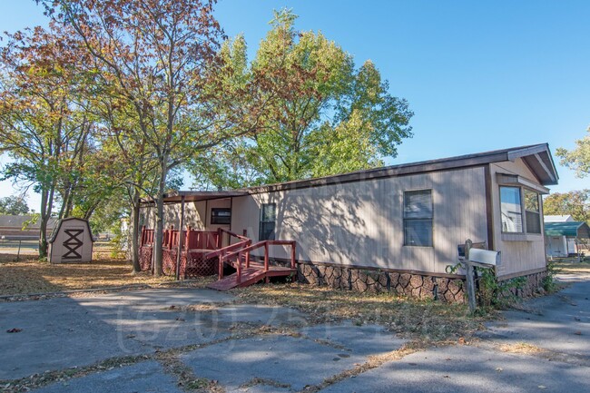 Building Photo - 2 Bedroom 1 Bath