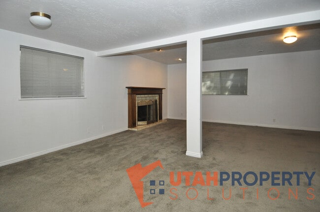 Building Photo - 687 E Countryside Ct