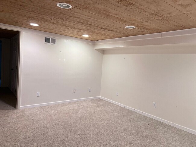 Building Photo - East Grand Rapids schools! 4 Bedroom Home