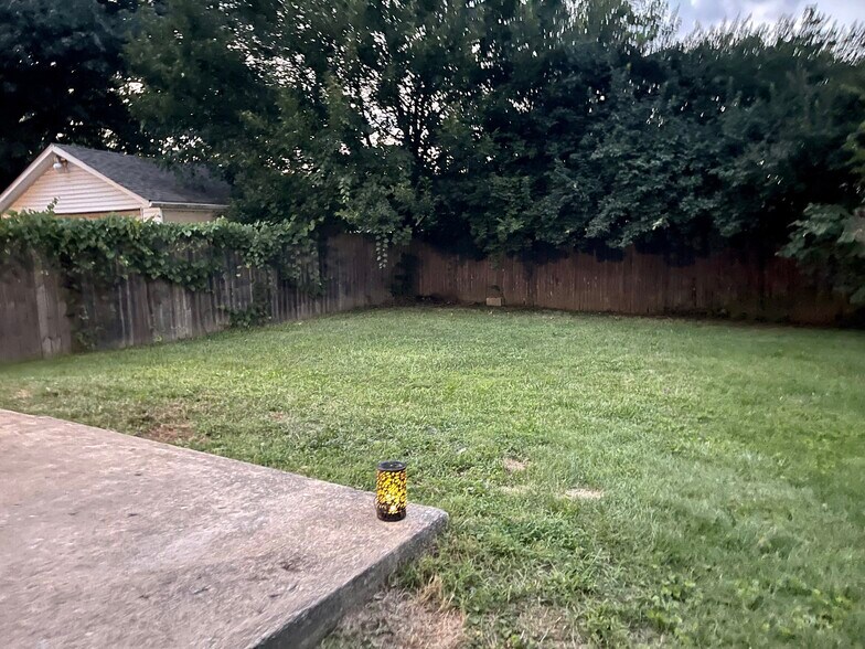 Large private, fenced yard - 1614 Humphrey Ave
