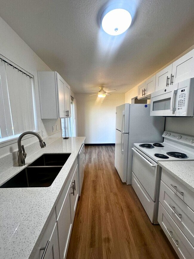 Building Photo - MOVE IN SPECIAL: $300 OFF - Remodeled 2 Be...