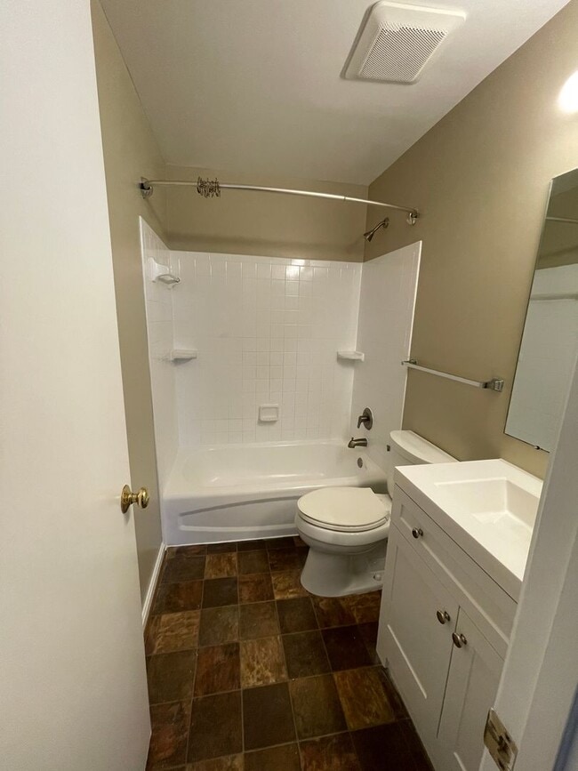 Building Photo - Beautiful 3 Bed 2.5 Bath Interior Townhome...