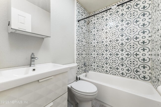 Building Photo - 231 E 16th St