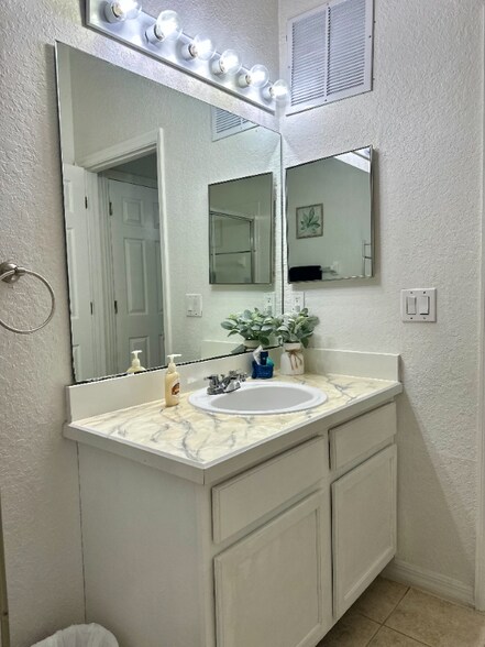 Building Photo - 1002 Gran Bahama Blvd