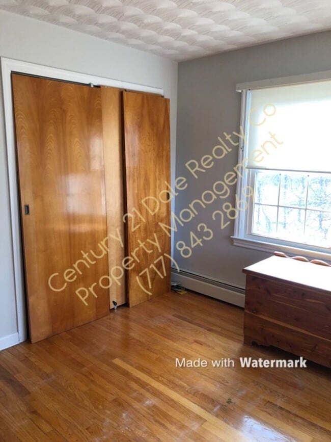 Building Photo - Very Large 3 BR House in North Eastern School District