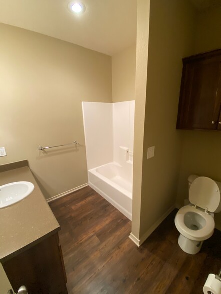 guest bath - 4247 Castlegate Dr