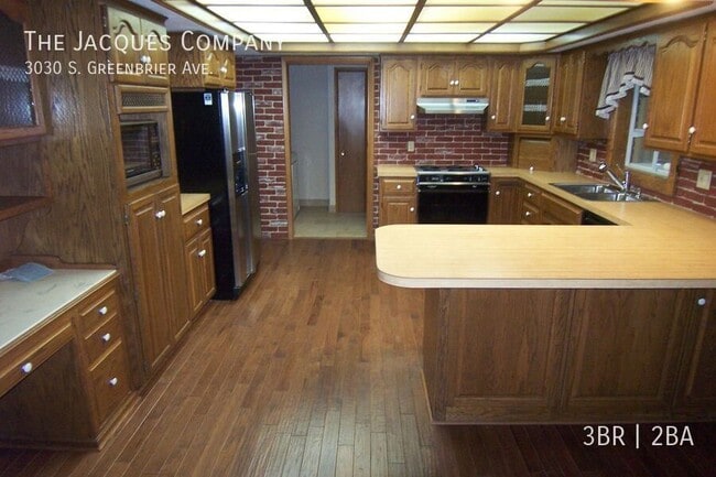 Building Photo - 3030 S Greenbrier Ave