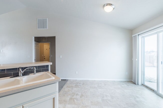 Building Photo - 3 bed 2 bath home