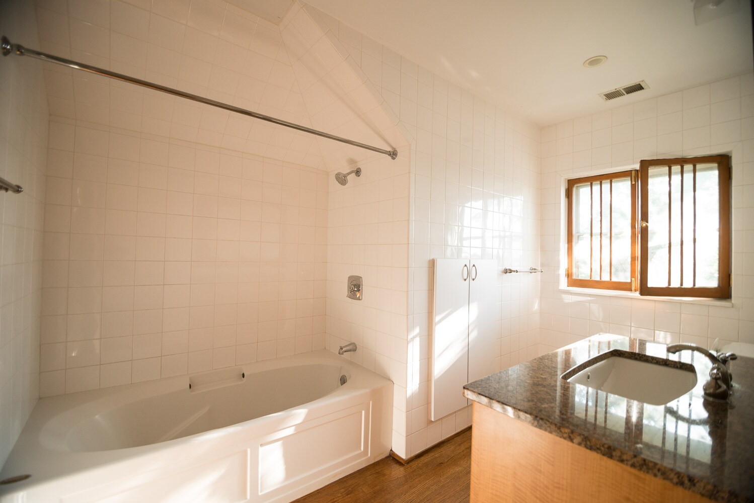 Building Photo - 2556 N Kimball Ave