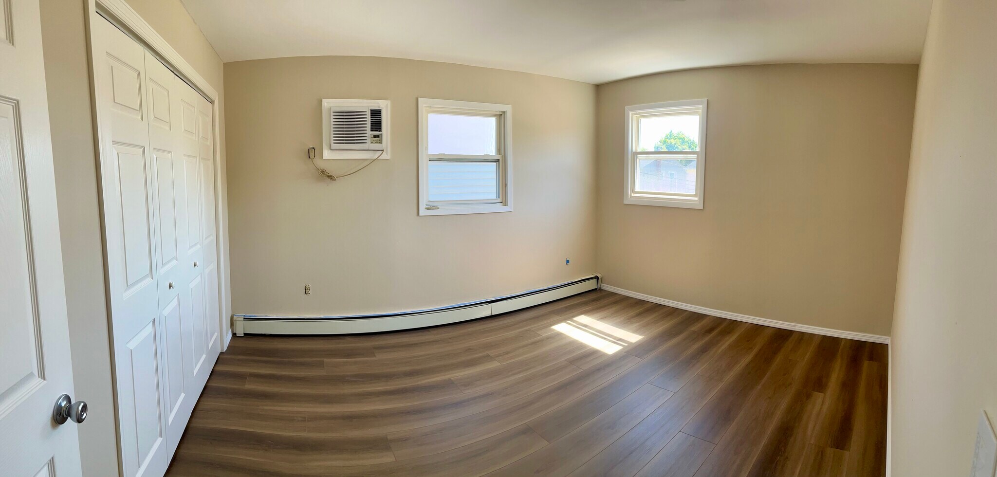 Sunny Bedroom w Windows Large Closet AC Unit - 49 Maple St NE